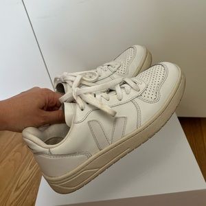 Veja White V-10 Sneaker, good condition